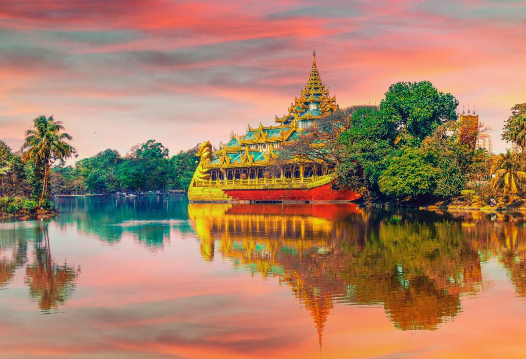 Sunrise in Kandawgyi Lake with Karaweik Palace