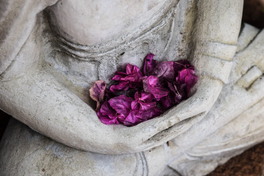 Statue meditating while holding the Dhyana Mudra