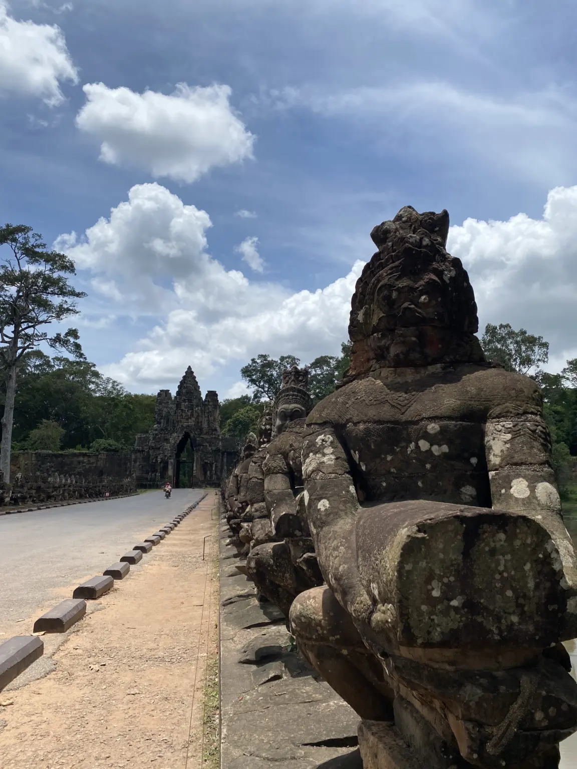 Tonle Om Gate